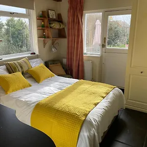 Entire 1bed With Ensuite Balcony & Parking Apartment